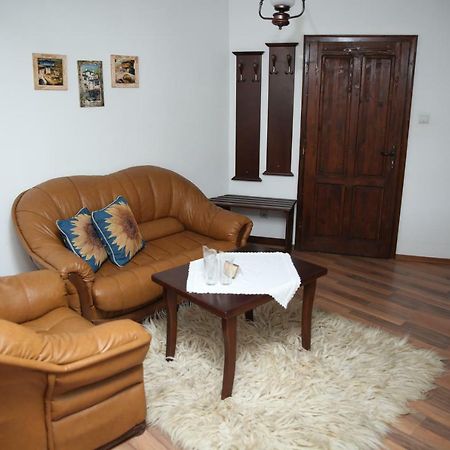 Oazis Guesthouse Lovech Exteriör bild