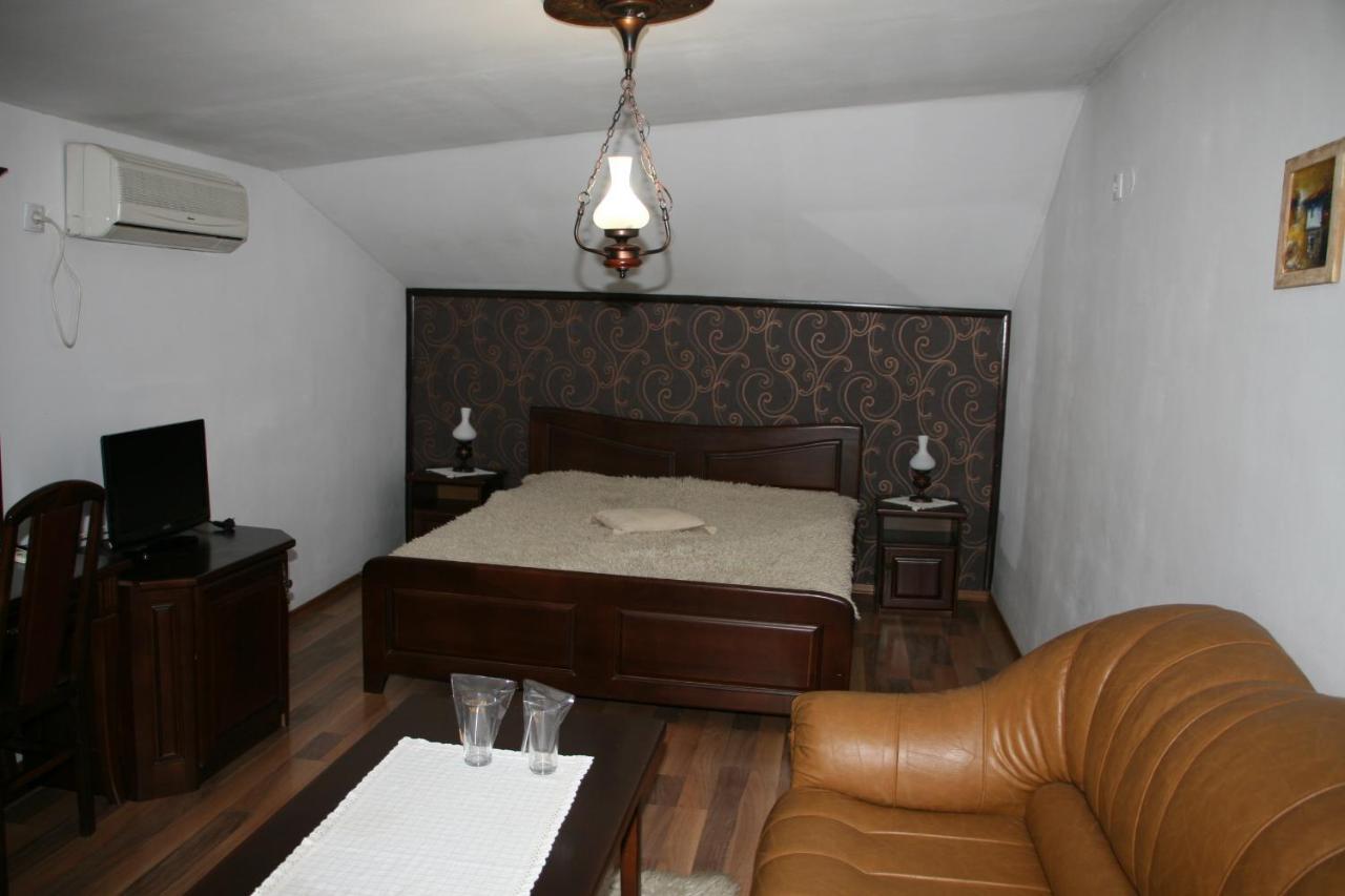 Oazis Guesthouse Lovech Exteriör bild