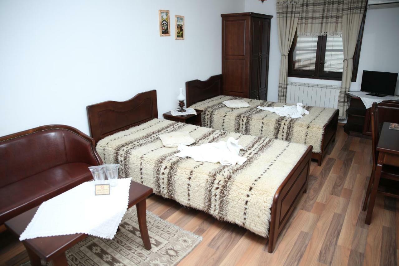 Oazis Guesthouse Lovech Exteriör bild