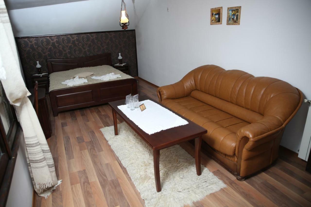 Oazis Guesthouse Lovech Exteriör bild