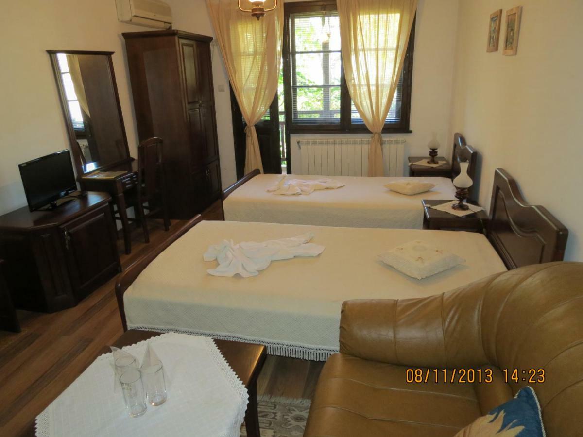 Oazis Guesthouse Lovech Exteriör bild