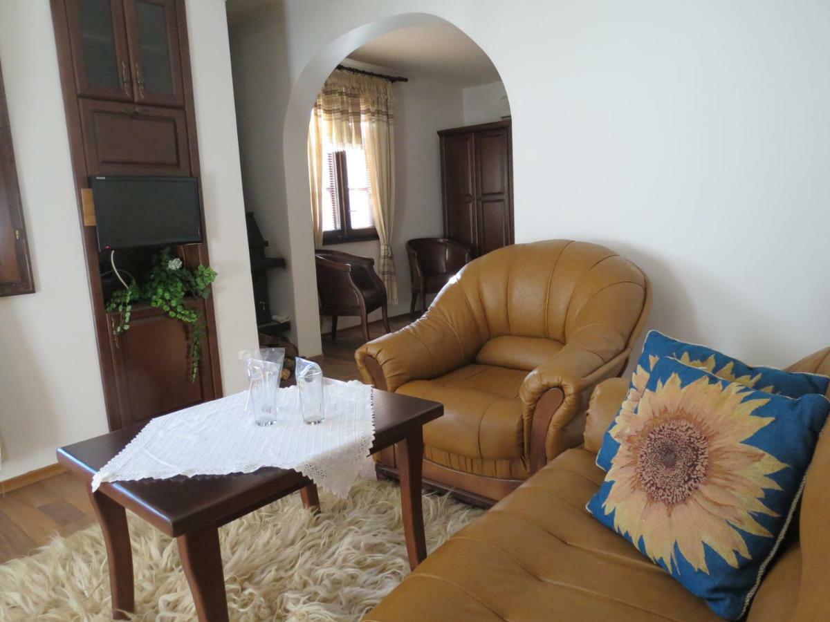 Oazis Guesthouse Lovech Exteriör bild
