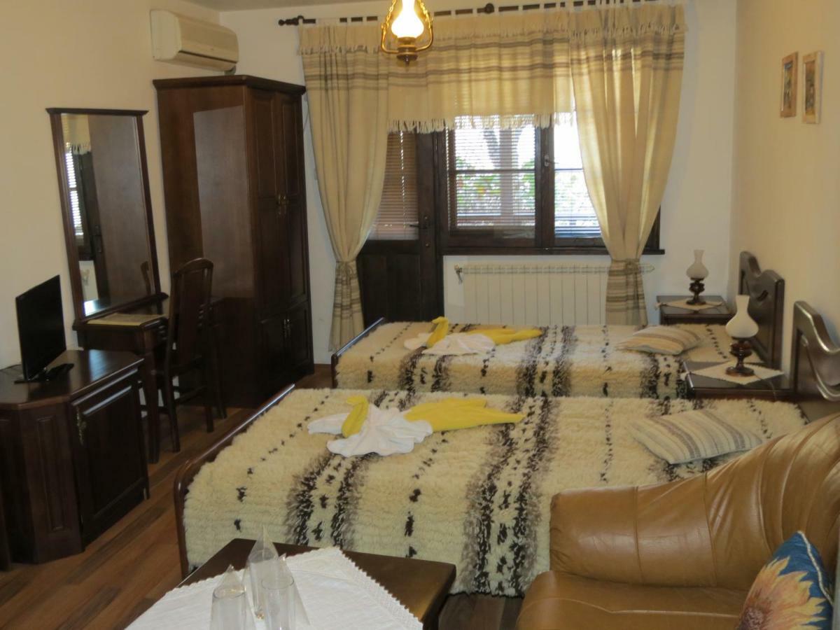 Oazis Guesthouse Lovech Exteriör bild