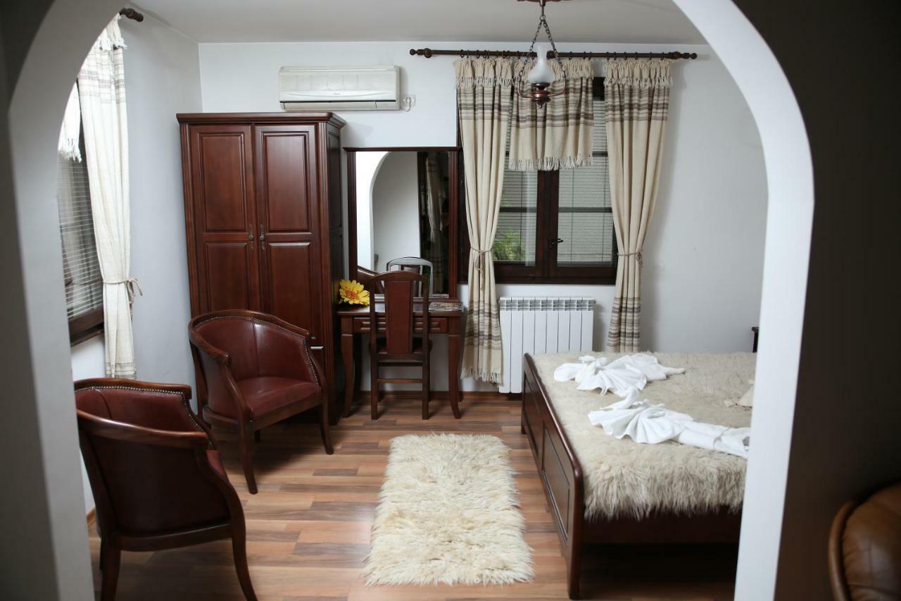 Oazis Guesthouse Lovech Exteriör bild