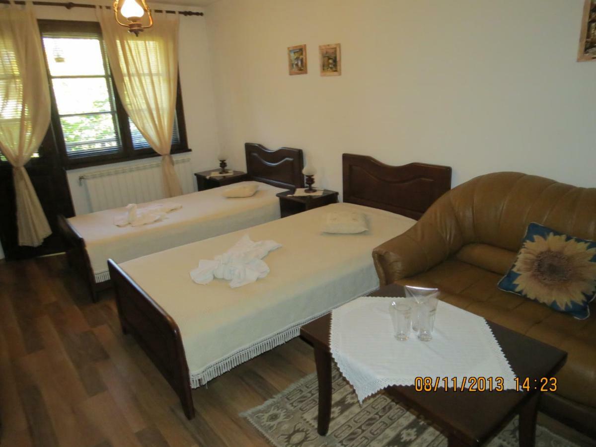 Oazis Guesthouse Lovech Exteriör bild
